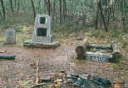 dogs-grave.jpg (59367 bytes) Boney's grave